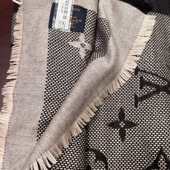 Louis Vuitton Neo Natté Black Monogram Shawl - Authentic - Picture 8 of 8